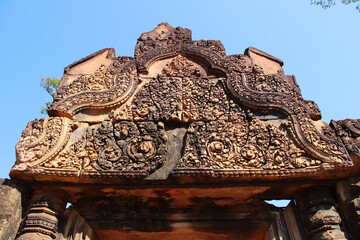 Obraz premium ruined khmer hindu and buddhist temple (banteay srei) in angkor in siem reap in cambodia 