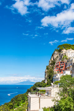Blick &uuml;ber den Ort Anacapri auf der Insel Capri im Golf von Neapel in Italien