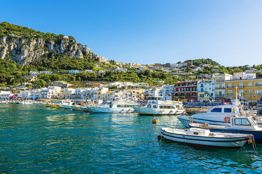 Blick &uuml;ber den Hafen auf die Stadt Capri auf der Insel Capri im Golf von Neapel, Italien