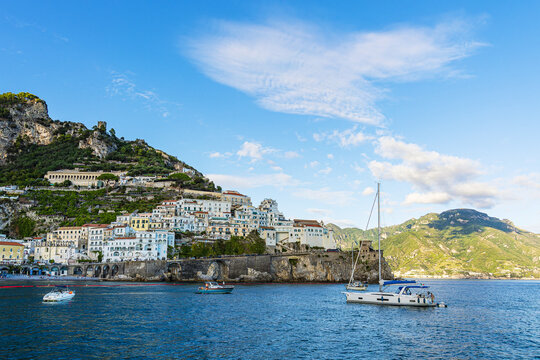 Blick auf die Stadt Amalfi an der Amalfik&uuml;ste in Italien