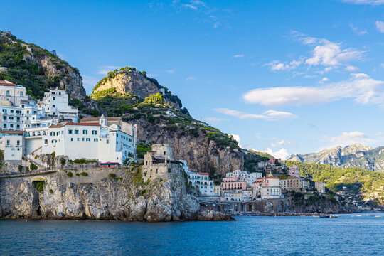 Blick auf Amalfi und Atrani an der Amalfik&uuml;ste in Italien