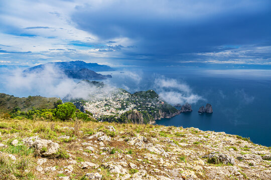 Felsenk&uuml;ste mit Wolken auf der Insel Capri in Italien.
