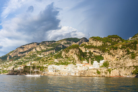 Blick auf Atrani an der Amalfik&uuml;ste in Italien