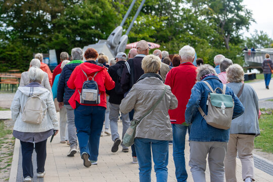 Bunte reiselustige Seniorengruppe einer Gruppenreise auf einer F&uuml;hrung auf der Insel R&uuml;gen, Nationalpark Jasmund. Aussichtspunkt, Br&uuml;cke beim Nationalpark Zentrum.