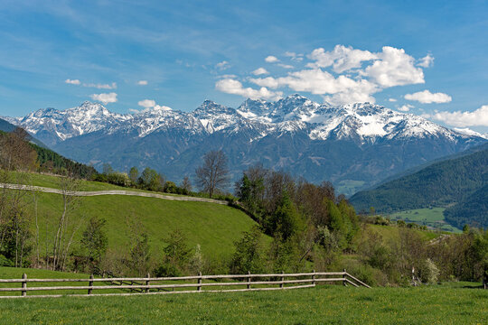 Blick auf die Ortlergruppe mit K&ouml;nigspitze und Ortler in S&uuml;dtirol, Italien