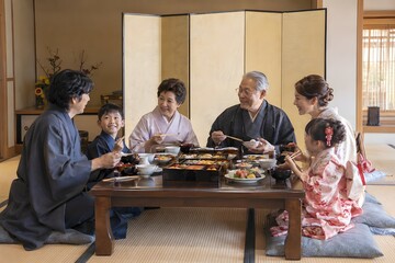 Obraz premium 座卓を囲む三世代の家族