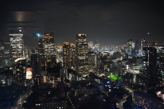 Ciudad iluminada por la noche