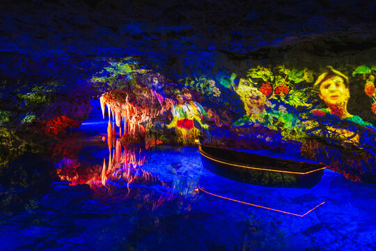 Inside The Coves dels Hams