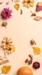 Fototapeta premium Herbstliche Blumen und Blätter auf pastellfarbenem Hintergrund mit Freiraum