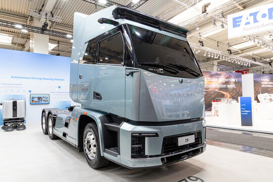 Skyworth Z9 battery-electric heavy-duty semi-truck with Level 4 automated driving technology.