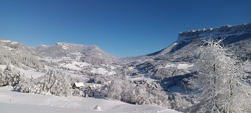n spectaculaire paysage de montagne enti&egrave;rement recouvert de neige, sous un ciel bleu profond et parfaitement d&eacute;gag&eacute;.