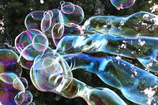 Explosion de bulles de savon color&eacute;es aux reflets iris&eacute;s