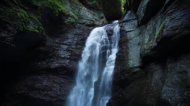 山あいの渓谷の岩肌を伝う水 シームレスループ動画背景 16:9 4K