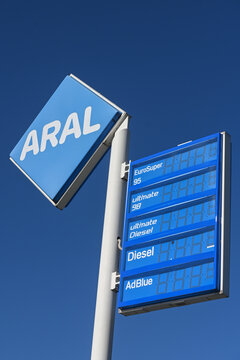 Hausse des prix de l'essence et du gasoil en France et dans toute l'Europe Le litre d&eacute;passe les deux euros. Enseigne Aral d'une station service au Luxembourg en septembre 2026 
