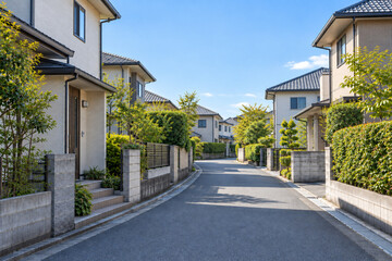 Obraz premium Quiet suburban residential street in Japan on a clear sunny day