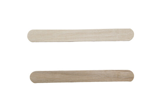 Palitos de madera natural sobre fondo negro, elementos minimalistas para dise&ntilde;o y manualidades
