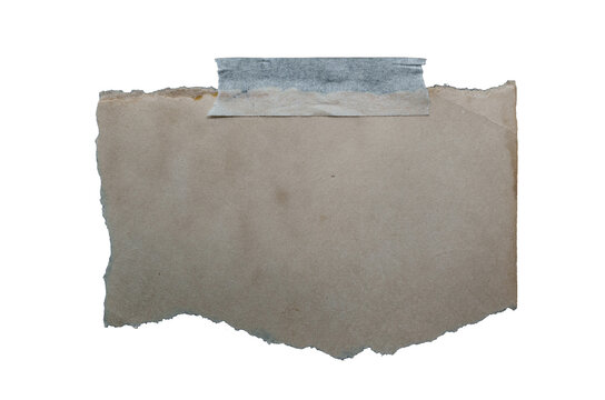 Papel kraft rasgado con cinta adhesiva sobre fondo negro, textura de cart&oacute;n reciclado y espacio para dise&ntilde;o