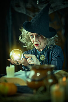 Sorceress Reading Future