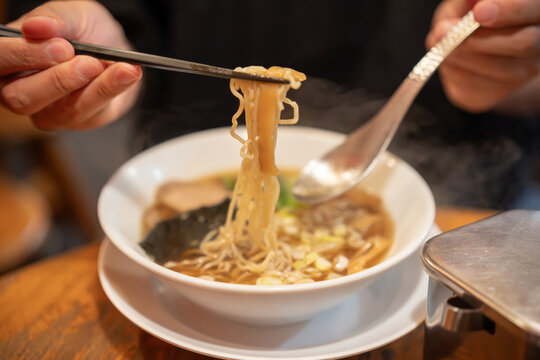 ラーメンを食べる男性
