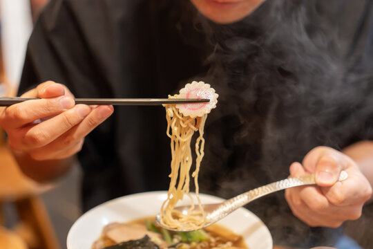 ラーメンを食べる男性