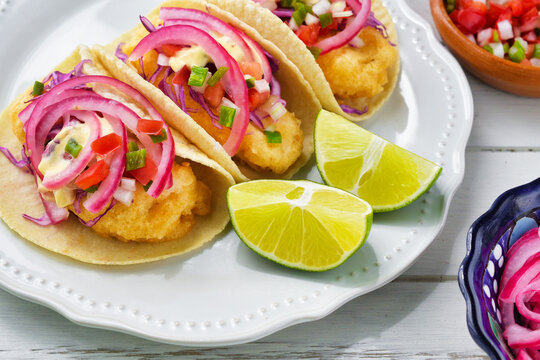 メキシコの魚のタコス(フィッシュタコス）：タコス・デ・ぺスカード・エスティーロ・エンセナーダ (エンセナダ）Mexican Fish Tacos:　Tacos de pescado estilo ensenada (Ensenada Style Fish Tacos, Baja Fish Tacos, Ensenada fish tacos)

