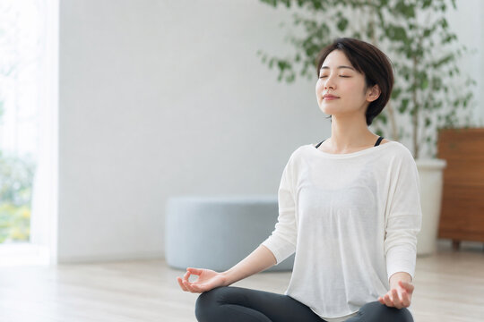 明るい室内で瞑想する女性