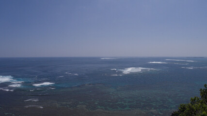沖縄県うるま市宮城島から望む青い海とサンゴ礁 © Saki