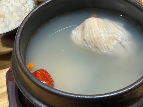 サムゲタン、韓国の薬膳鶏スープ