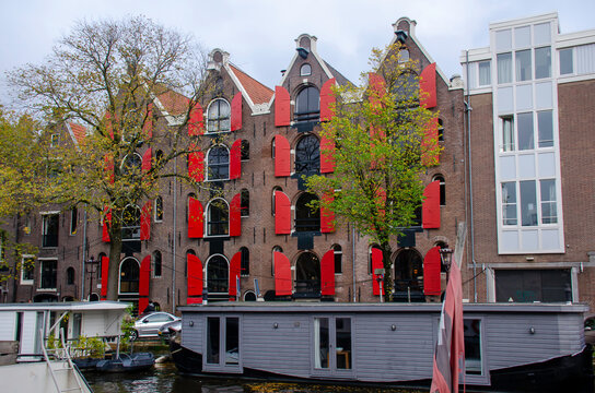 Amsterdam, with its historic canals and houseboats, reveals the charming architecture, vibrant urban life, and unique atmosphere that characterize this Dutch city.