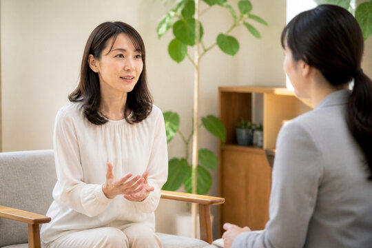 カウンセリングを受ける女性と相談に応じるカウンセラー