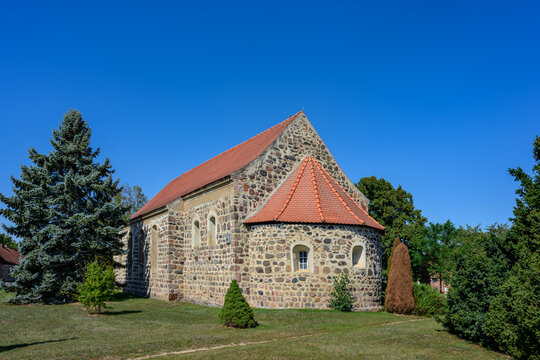 Die turmlose denkmalgesch&uuml;tzte Dorfkirche Jeserig liegt am "Burgenwanderweg Fl&auml;ming" - Ansicht von S&uuml;dosten