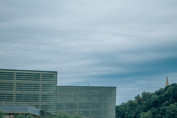 Obraz premium Kursaal Auditorium with Mount Urgull in the background