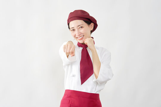パンチするパティシエ女性