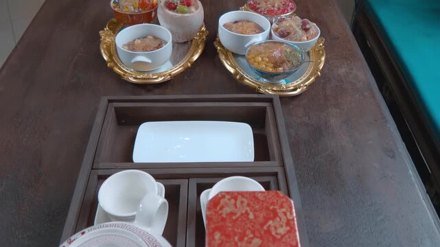 Vietnamese sweet soup (Che Yen) made from bird's nest (Yen Sao) is a prized luxury delicacy made from the saliva of swiftlets. In Vietnamese culture, it is considered a "white gold" superfood 