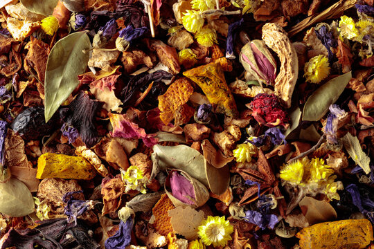Mixture of dried medicinal herbs, flowers and roots.