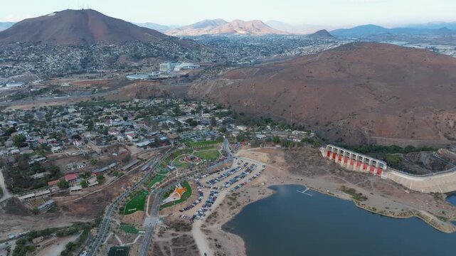 Parque Esperanto y Presa Abelardo L. Rodr&iacute;guez en Tijuana, capturado con drone