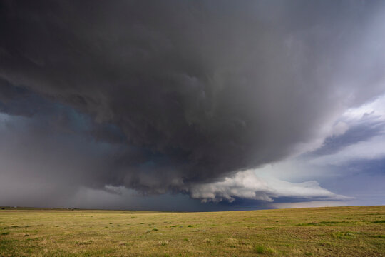 Supercell thunderstorm cloud forming over open plains near genoa