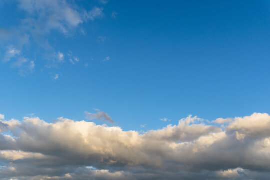 秋の朝の青空と日差しに輝く雲22