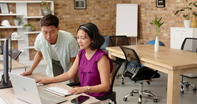 Lifestyle videos indoor of people doing activities at office, collaborating in office, colleagues us