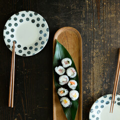 Japanese sushi rolls served on wooden tableware © 遼 中村