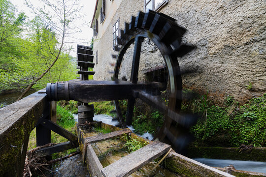 Water wheel turning at historic kukovičičev mlin mill in podsreda