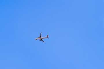 Obraz premium Airbus Aircraft against a solid blue sky, silhouette plane, Lisbon, Portugal.