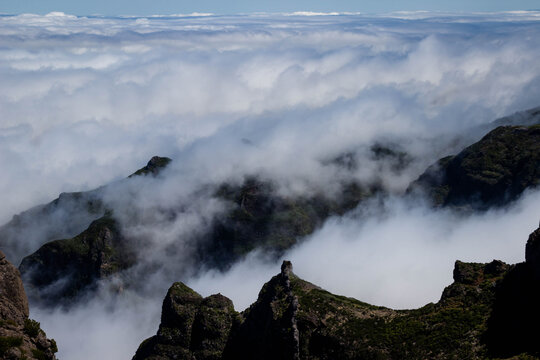 vistas por encima de las nubes en el pico de una monta&ntilde;a de portugal