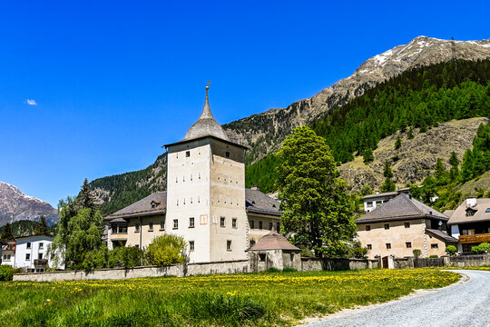 Zernez, Dorf, Ofenpass, Schloss, Kirche, Nationalpark, Fr&uuml;hling, Sommer, Sommerwanderung, Graub&uuml;nden, Engadin, Pass, Passstrasse, Val M&uuml;stair, Alpen, Schweiz