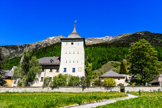 Zernez, Dorf, Ofenpass, Schloss, Kirche, Nationalpark, Fr&uuml;hling, Sommer, Sommerwanderung, Graub&uuml;nden, Engadin, Pass, Passstrasse, Val M&uuml;stair, Alpen, Schweiz