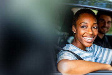 Obraz premium Happy friends driving car together