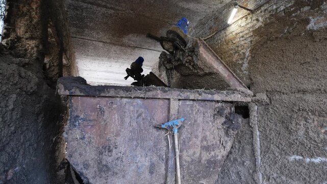 Manure handling system in a dirty barn at a dairy farm, waste management process