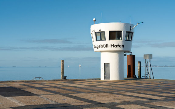 DAGEB&Uuml;LL, DEUTSCHLAND - 22.09.2026: Die Mole mit Leuchtturm im Hafen von Dageb&uuml;ll