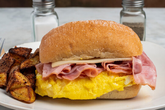 scrable egg and ham sandwich  with home fries
