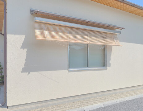 戸建て住宅の窓に設置された外付けブラインドによる日射対策